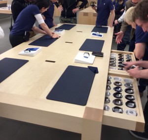 apple-watch-apple-store-3